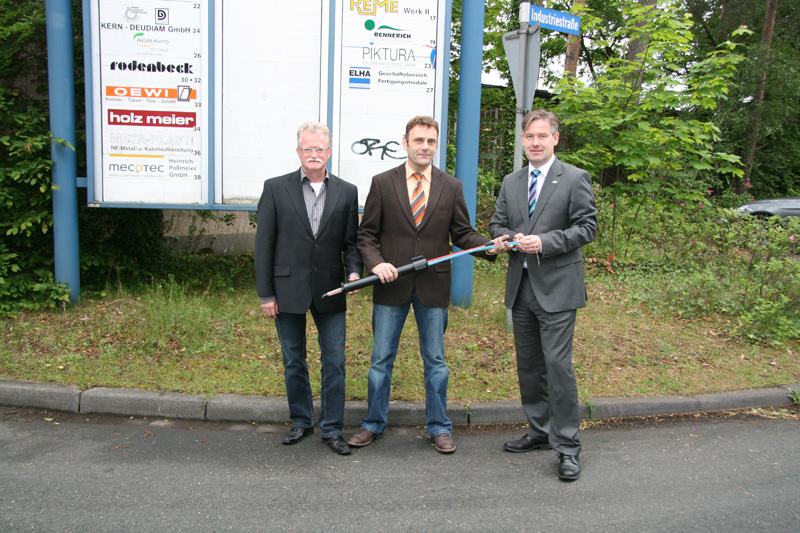 Brgermeister Michael Berens, Josef Breuers, Netzausbau Telekom Deutschland GmbH und Paul Hils, Breitbandausbau Hvelhof 