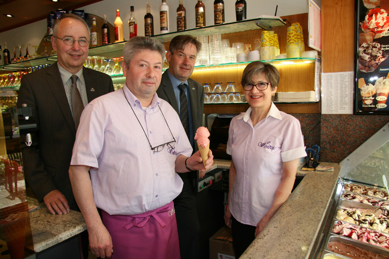 Alberto Tonelle mit Ehefrau Oliva. Im Hintergrund: Kmmerer Klaus-Dieter Borgmeier und Brgermeister Michael Berens.