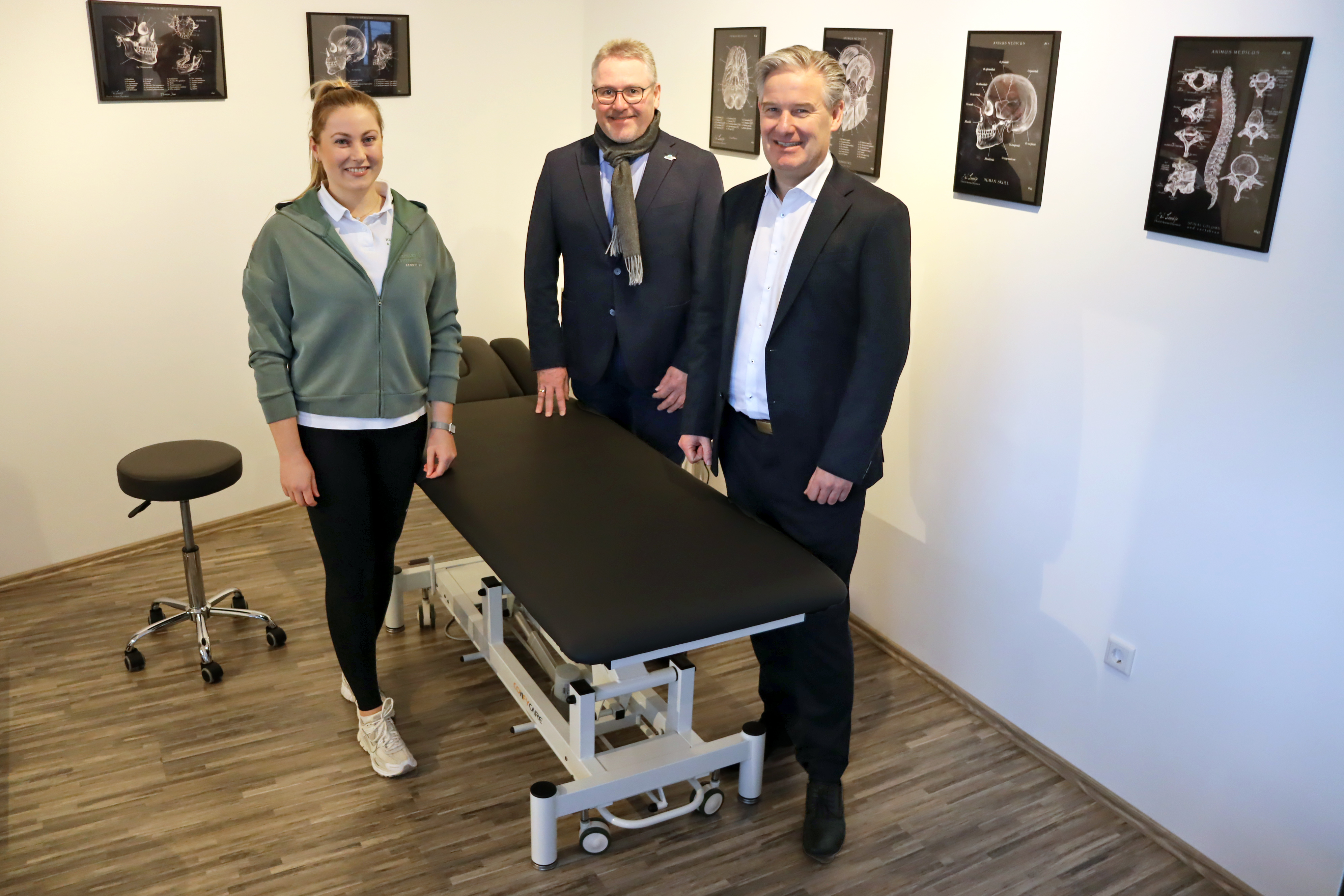 Wo Gesundheit ganzheitlich gedacht wird: Praxisinhaberin Melina Rennerich, Wirtschaftsf�rderer Thomas Westhof und B�rgermeister Michael Berens (v. l.) beim Besuch in der Praxis in H�velriege. 