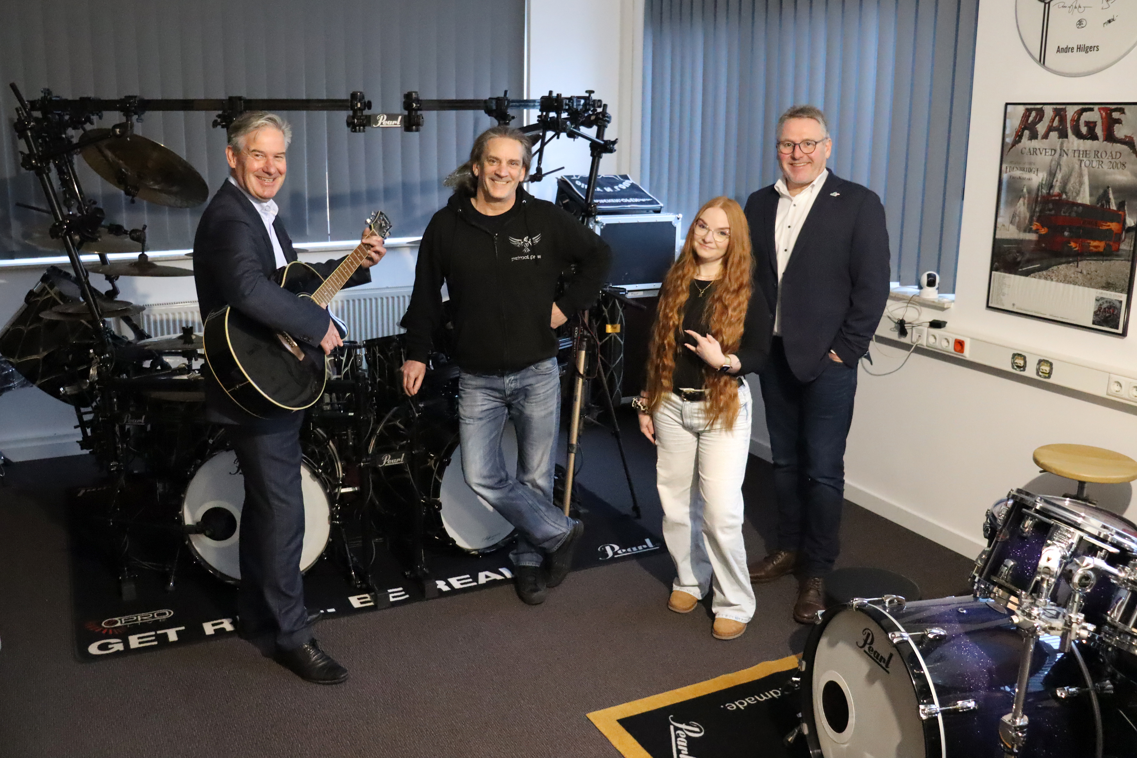 Zwischen Becken und Bassdrum: B�rgermeister Michael Berens (1. v. l.) und Wirtschaftsf�rderer Thomas Westhof (1. v. r.) informierten sich bei Andr� Hilgers und Julia Ernst im SoundPark �ber das Unternehmenskonzept