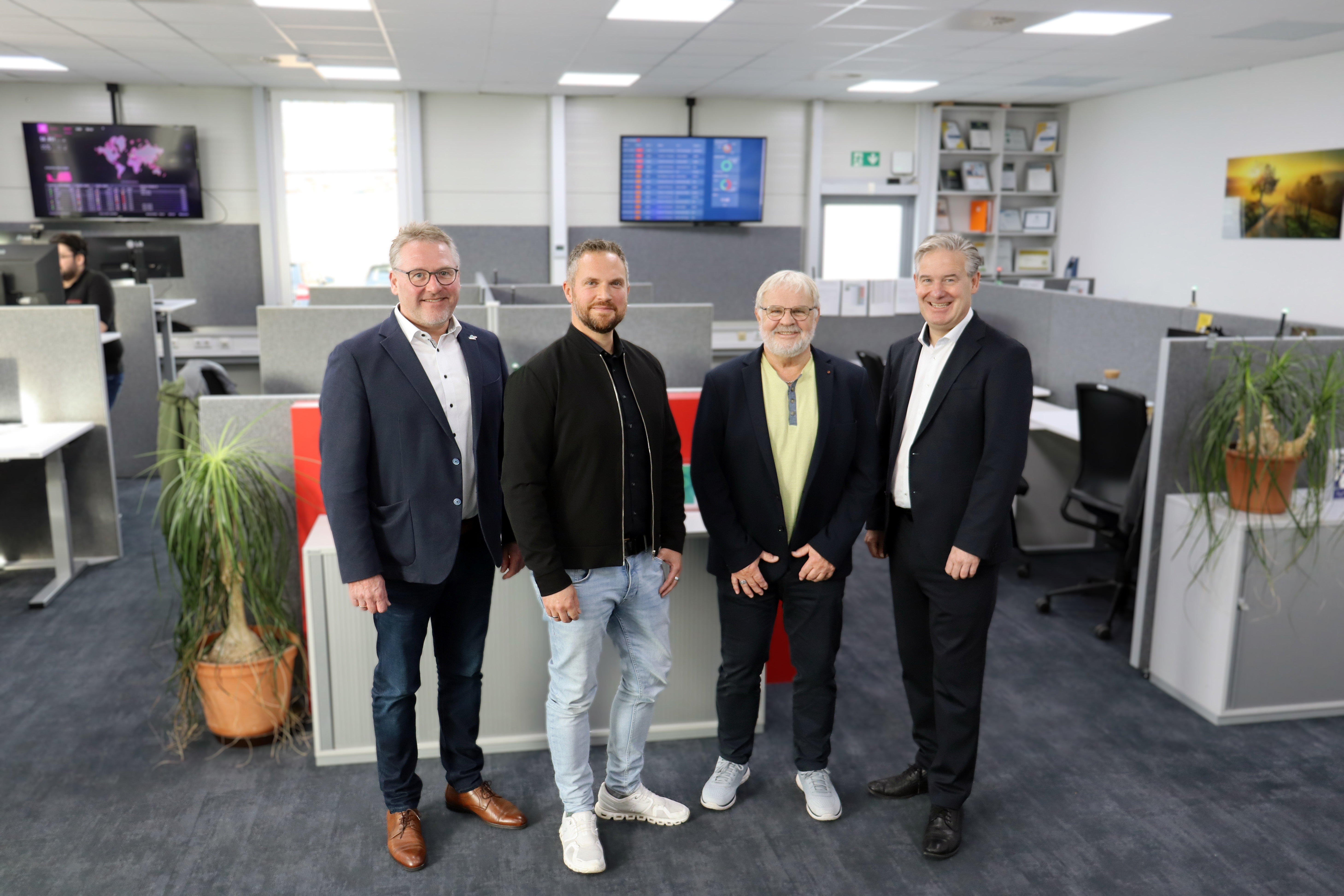 Ein Blick hinter die Kulissen eines modernen IT-Dienstleisters (v. l.): Wirtschaftsf�rderer Thomas Westhof, die Gesch�ftsf�hrer Philipp und Franz-Josef Gr�pper sowie B�rgermeister Michael Berens beim Unternehmensbesuch der Gr�pper IT-Systemtechnik GmbH