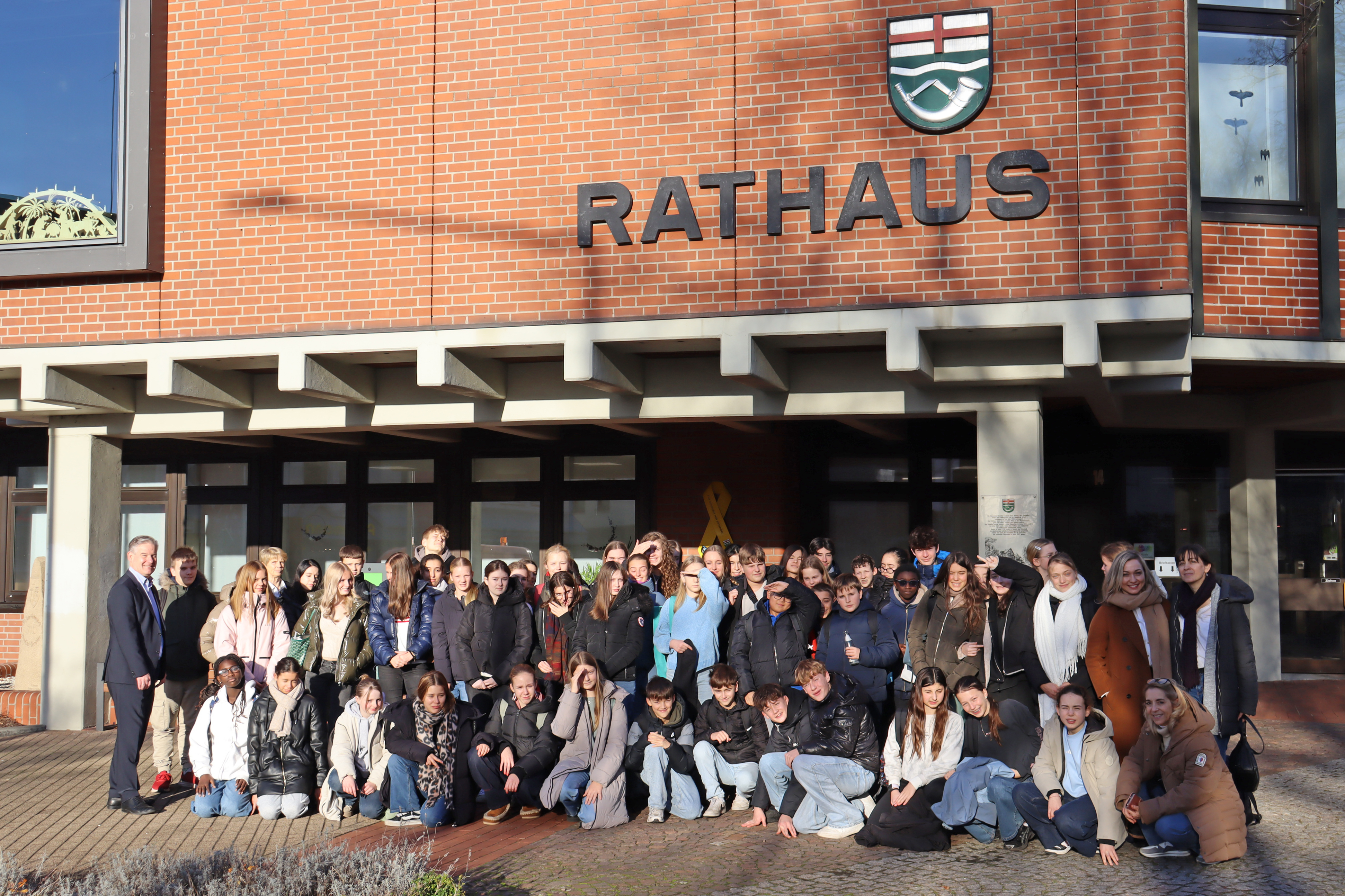 B�rgermeister Michael Berens (1. v. l.) empfing franz�sische Austauschsch�ler mit ihren deutschen Gastgebern im Rathaus der Gemeinde 
