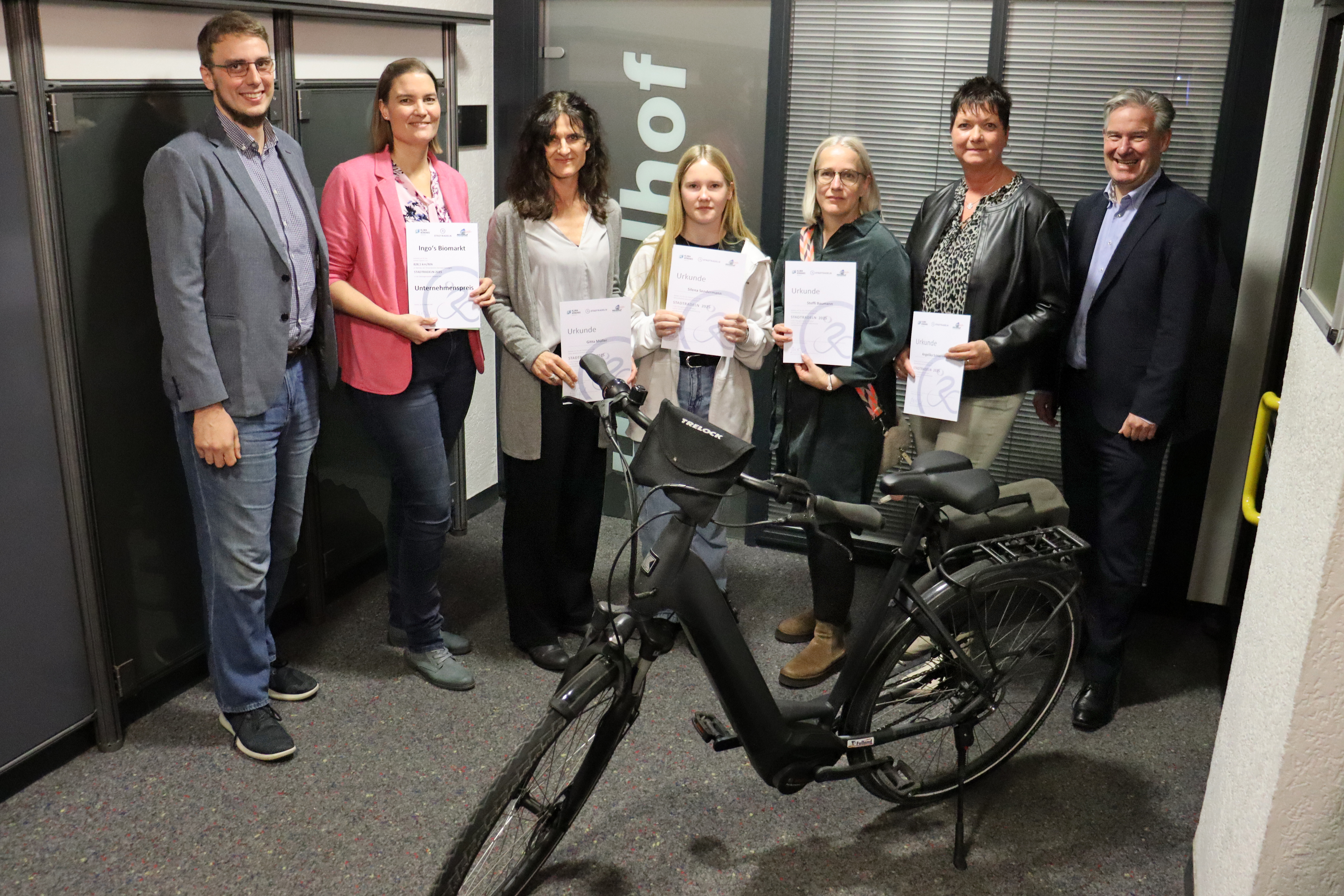 Klimaschutzmanager Moritz Pucker (1.v.l.) und B�rgermeister Michael Berens (1.v.r.) ehrten Tina Br�ckling von Ingo�s Biomarkt, Gitta M�ller, Silena Sendermann, Steffi Baumann und Angelika Schiermeyer f�r ihr Engagement beim STADTRADELN 2025
