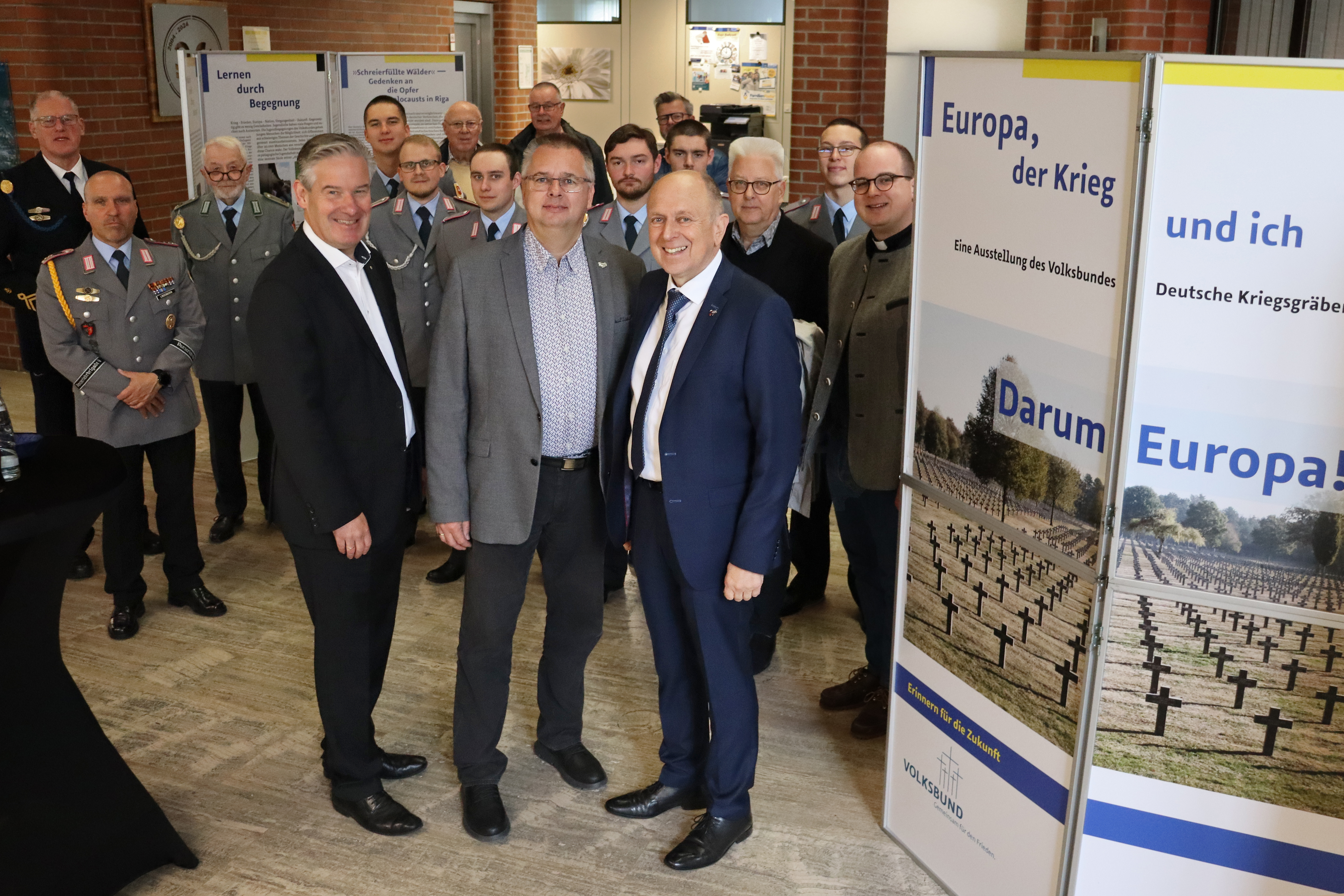 B�rgermeister Michael Berens, Dirk Kaiser vom Volksbund Deutsche Kriegsgr�berf�rsorge und Landrat Christoph R�ther (vorne v.l.) er�ffneten die Ausstellung im Rathaus. Zur Er�ffnung kamen auch Vertreter der Bundeswehr, der Kirche und der B�rgerschaft