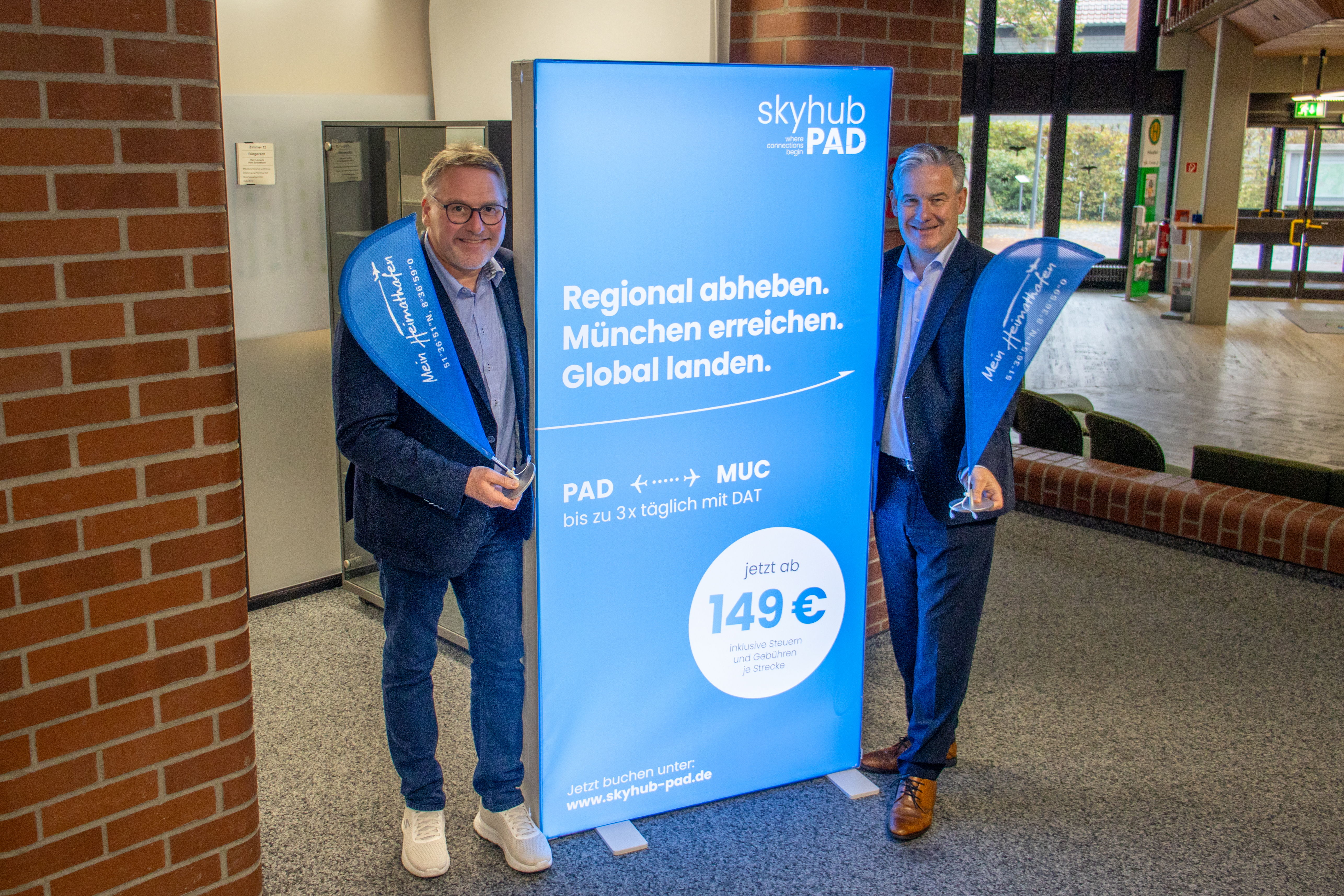 : B�rgermeister Michael Berens (r.) und Wirtschaftsf�rderer Thomas Westhof pr�sentieren den neuen Aufsteller im Rathaus