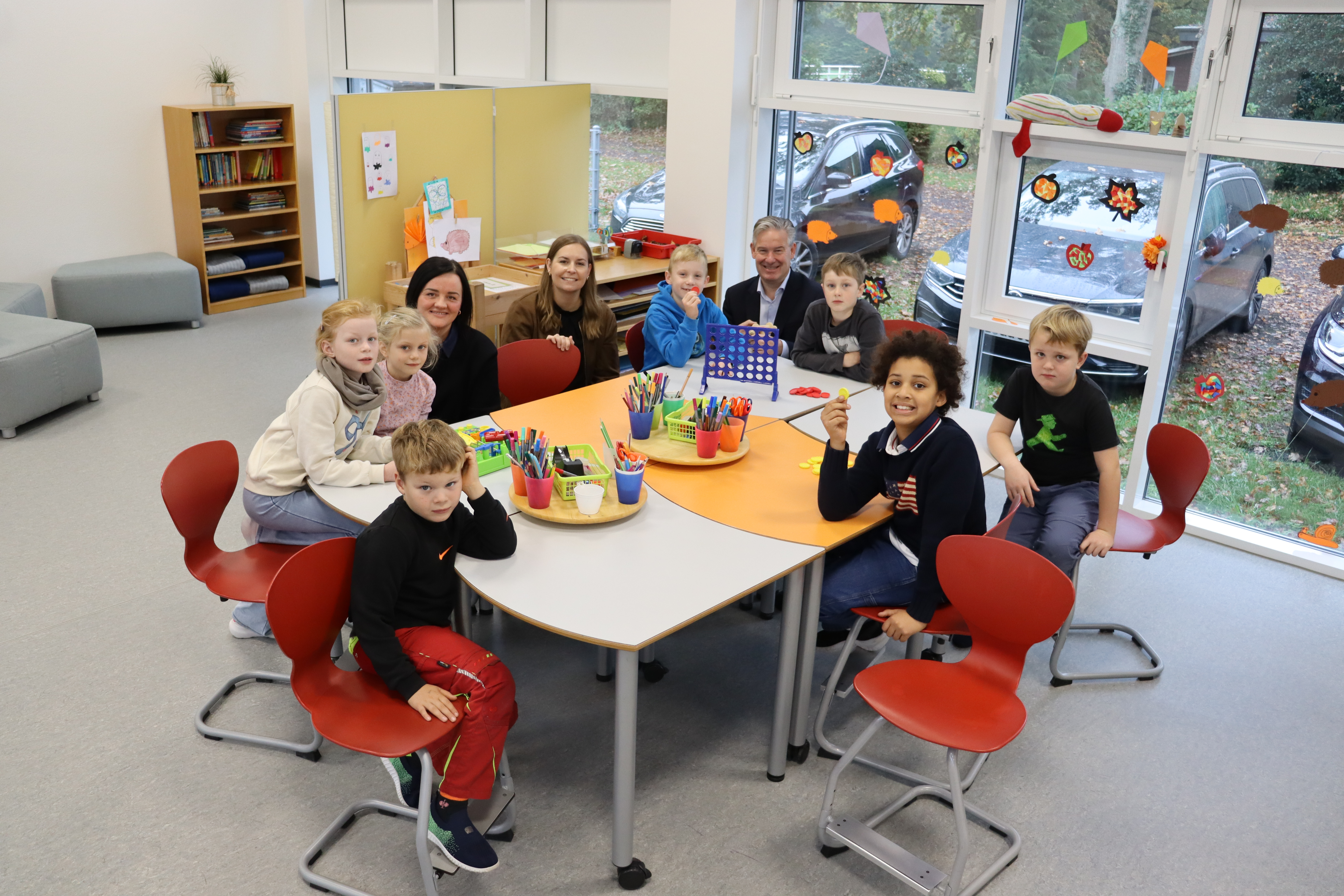 OGS-Leiterin Nadja Roschke (links), Bauamts-Leiterin Carolin R�ther und B�rgermeister Michael Berens freuen sich mit den Kindern �ber die neuen R�ume der OGS an der M�hlenschule