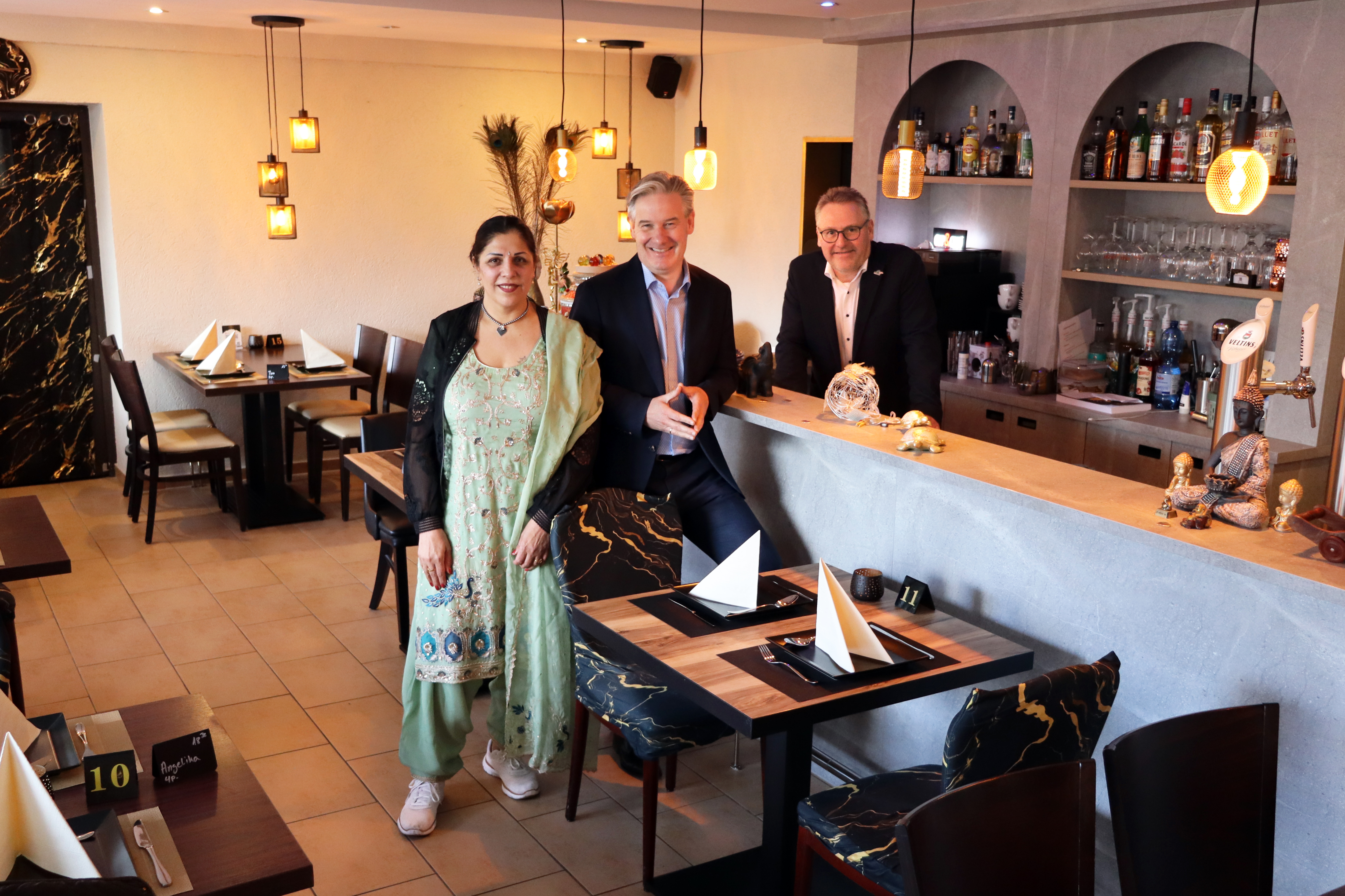 Zu Gast im Tandoori Haus 1313 (v. l.): Mandeep Singh Sandhu zeigt B�rgermeister Michael Berens und Wirtschaftsf�rderer Thomas Westhof ihr Restaurant