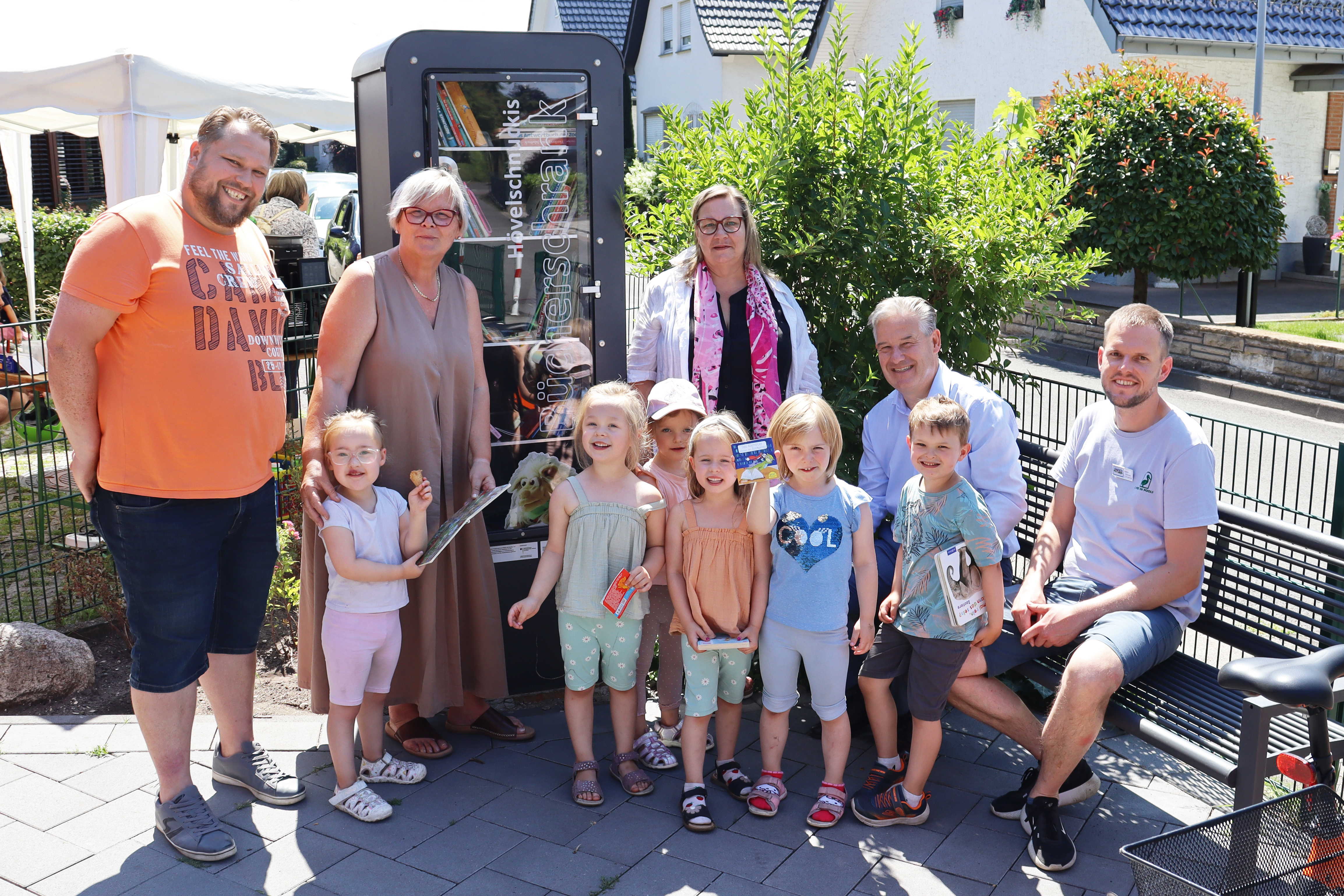 Kinder des Familienzentrums Schatenstra�e weihten den neuen B�cherschrank gemeinsam mit (hinten v. l.) Stefan K�chler, 2. Vorsitzender des F�rdervereins, Barbara Nolte, Leiterin des Familienzentrums, Anja J�kel, stellvertretende Leiterin, B�rgermeister Mi