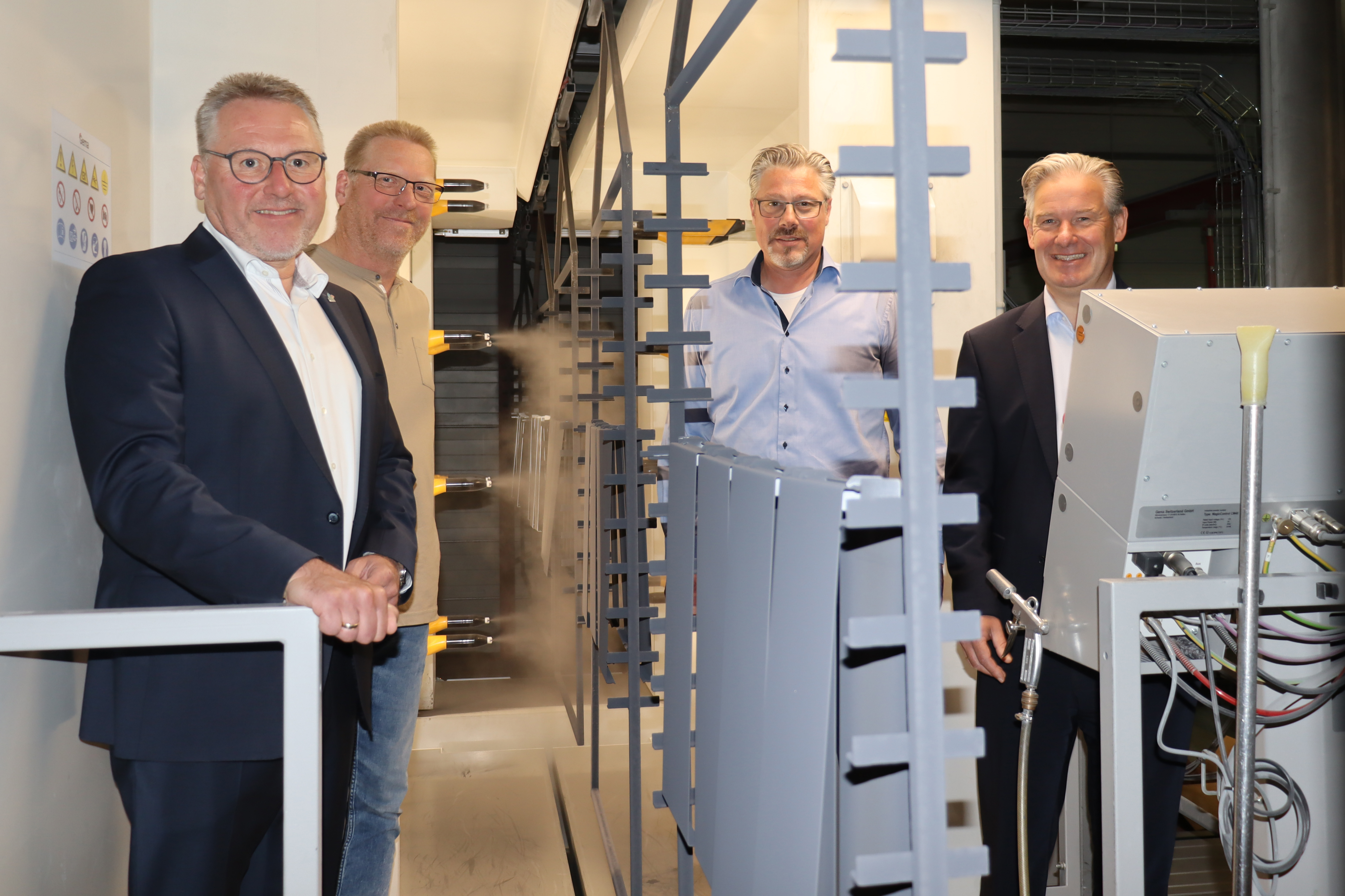 
Ein besonderer Blick hinter die Kulissen: In der neuen Pulverbeschichtungsanlage geben Betriebsleiter Frank Sch�rbrock (2. v. l.) und Gesch�ftsf�hrer Frank Hunke (2. v. r.) B�rgermeister Michael Berens (r.) und Wirtschaftsf�rderer Thomas Westhof (l.) Ei