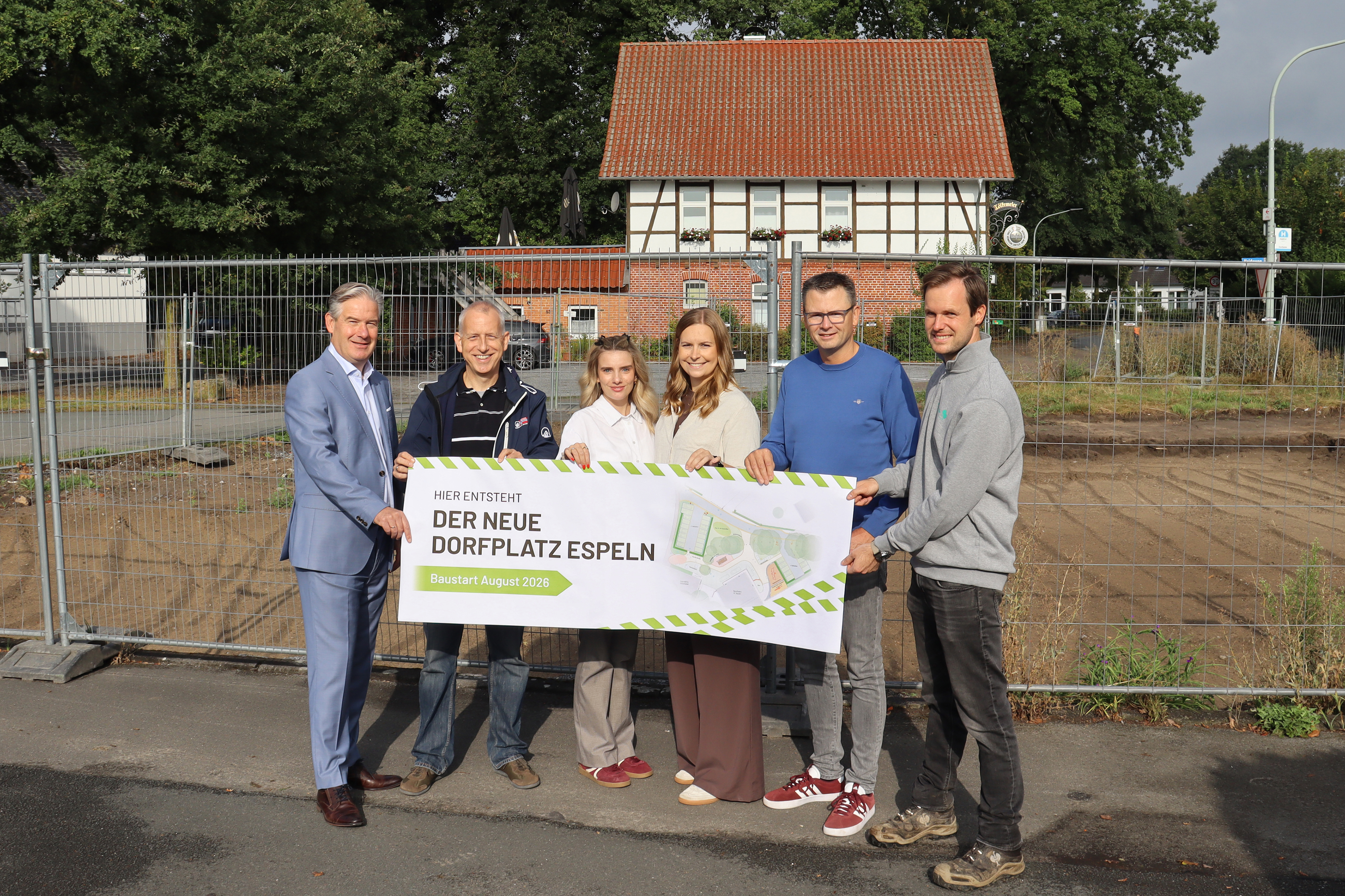 B�rgermeister Michael Berens, Dr. Thorsten Christians, �rtlicher Gemeinderatsvertreter, Bauamtsmitarbeiterin Natascha Marxkors, Bauamtsleiterin Carolin R�ther, Marco Spiegel, Vorsitzender von Leben in Espeln e. V., und Sebastian Engelmeier vom ausf�hrende
