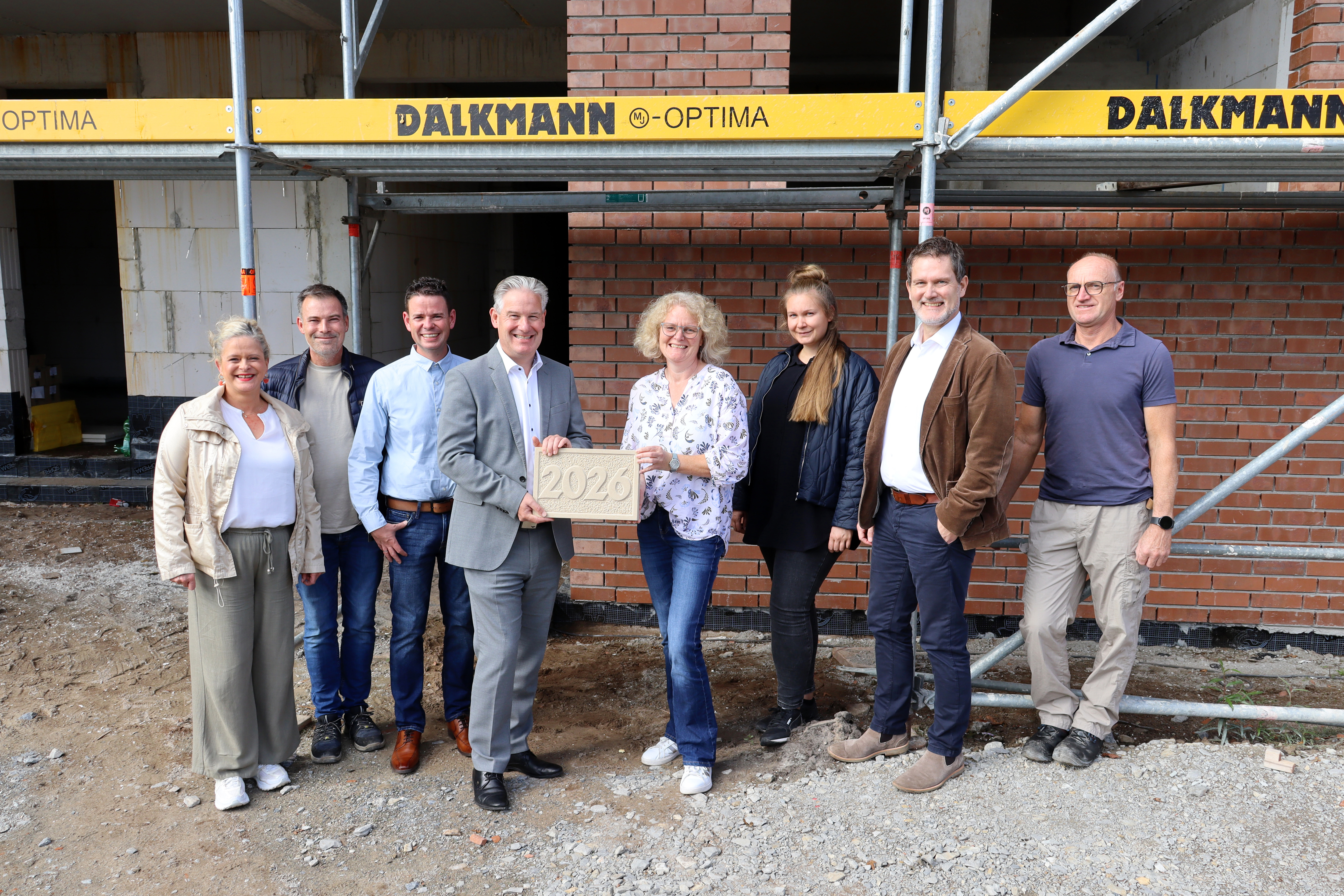 Zur Grundsteinlegung am Erweiterungsbau der Franz-Stock-Realschule kamen (v. l.) Anja und Rolf H�lscher vom Bauunternehmen H�lscher, Tobias Steinr�cke, Vorsitzender des Ausschusses f�r Bildung und Jugend, B�rgermeister Michael Berens, Konrektorin Kerstin 