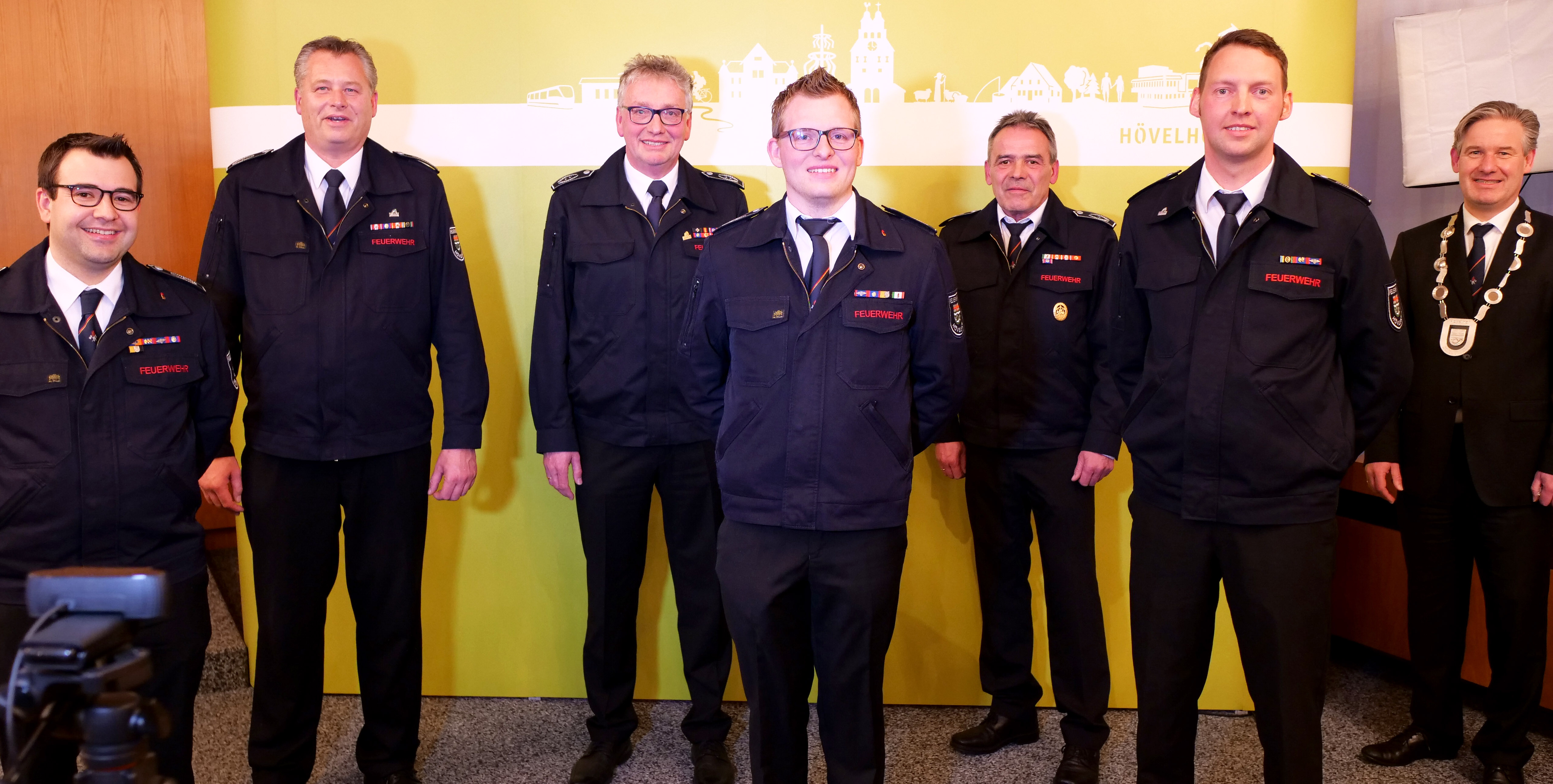 Kurz mit Abstand zusammengestellt, in der Feuerwehrarbeit ein enges Team: v.l.n.r.  Patrick Falkenrich, Lothar Marxcord, Peter Kesselmeier, Sebastian Lienen, Michael Kesselmeier, Max Rempe und Brgermeister Michael Berens.