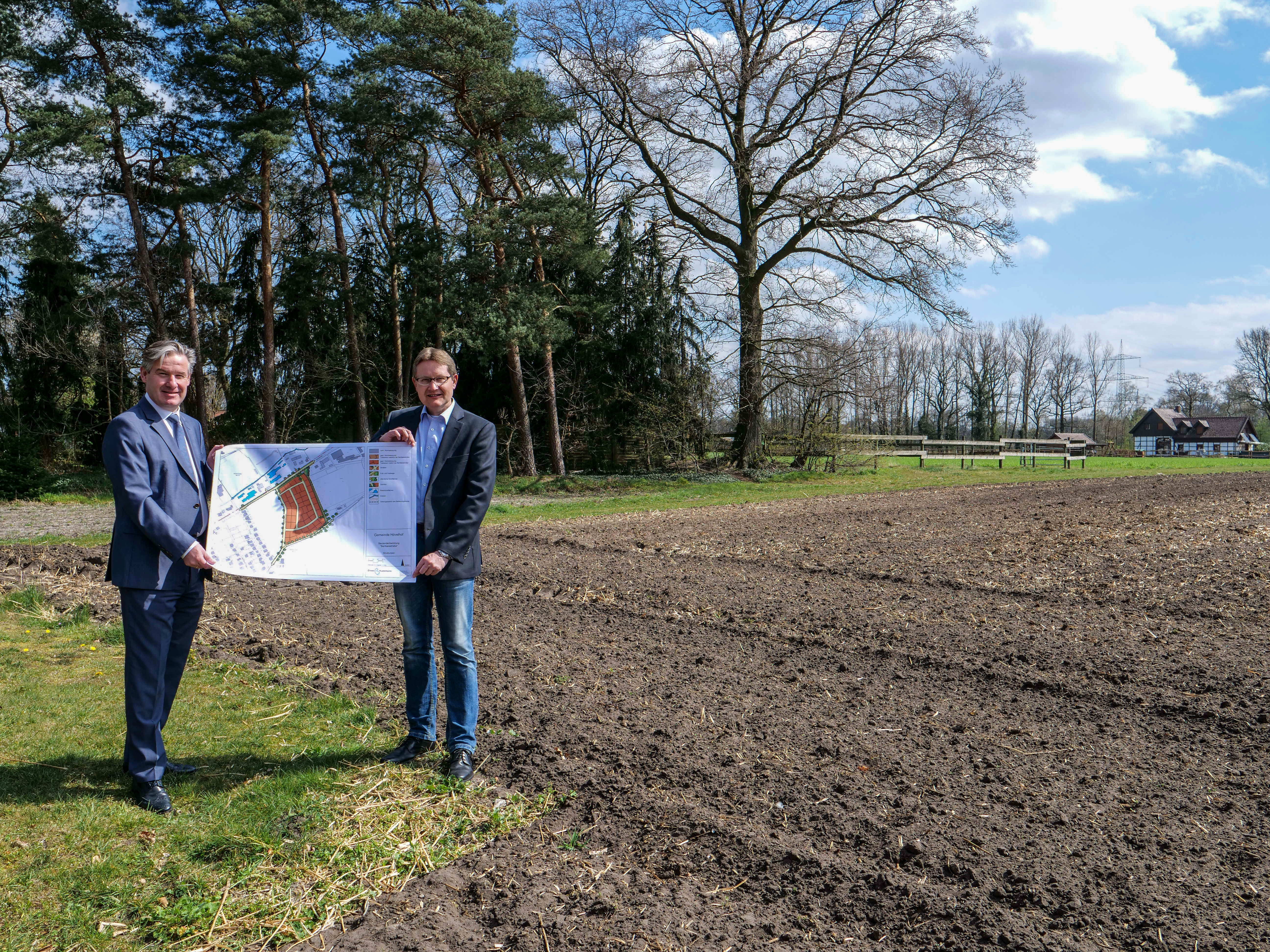 Brgermeister Michael Berens und Kmmerer Andreas Schwarzenberg prsentieren das neue Baugebiet