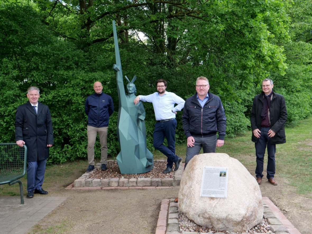 v.l.n.r.: Brgermeister Michael Berens, Hans-Georg Liemke (ELHA-Maschinenbau Liemke), Florian Meier (LST-Laserschneidtechnik), Marketingleiter Thomas Westhof und Ronald Claaen vom Teutoburger Wald Tourismus.