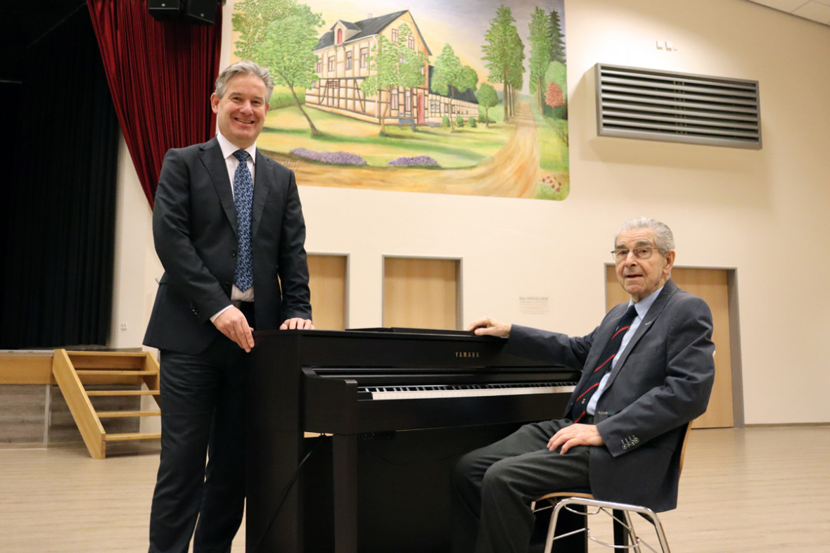 Brgermeister Michael Berens (l.) mit Gnther Epping an dem Klavier, das der Jubilar dem Schtzen- und Brgerhaus im Jahr 2012 gespendet hat