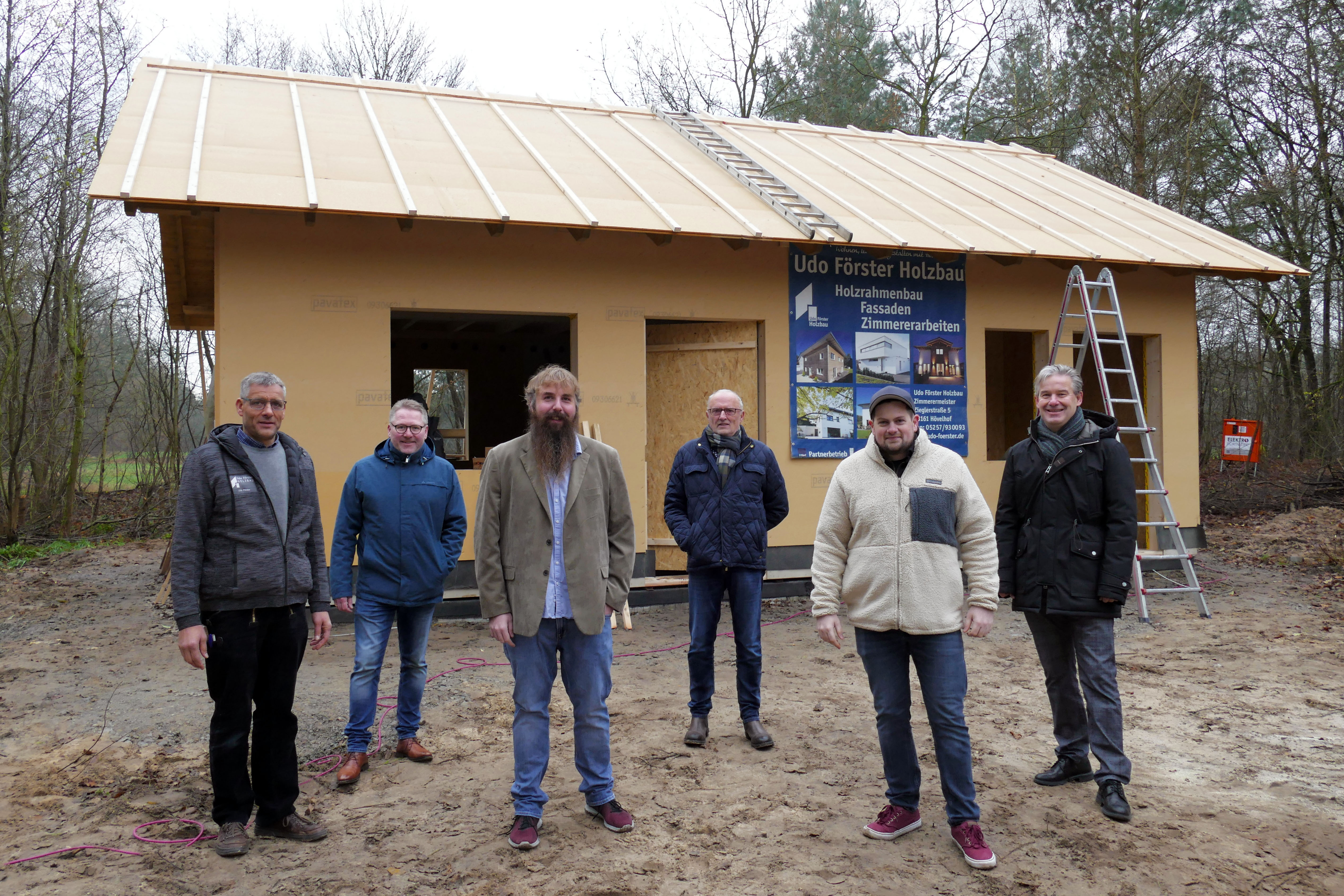 Zimmermeister Udo Frster, Leiter der Stabsstelle Marketing, Thomas Westhof, Vereinsvorsitzender Sven Fritze, Gemeindefrster Klaus Wullenweber, Stellvertretender Vereinsvorsitzender Thorsten Krber und Brgermeister Michael Berens 