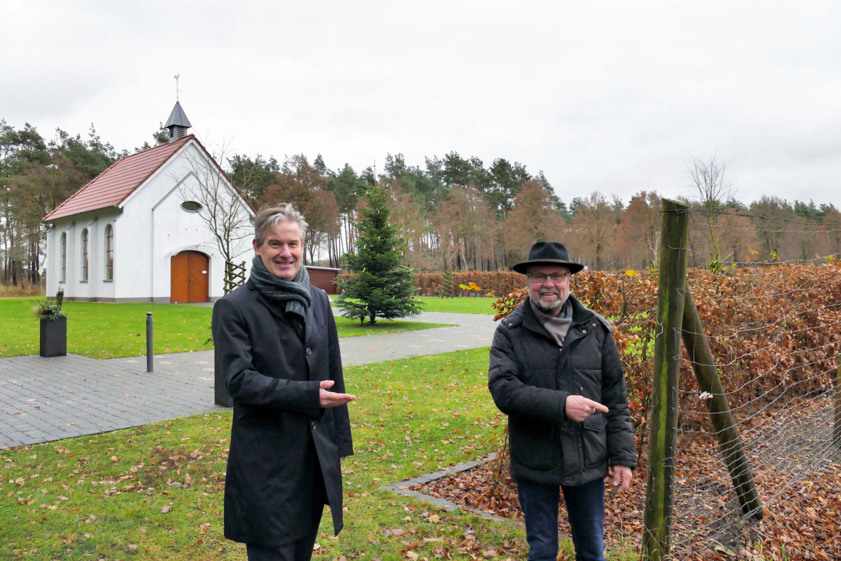 Brgermeister Michael Berens und der Vorsitzende des Frdervereis Hvelsenner Kapelle e.V., Anton Rampsel 