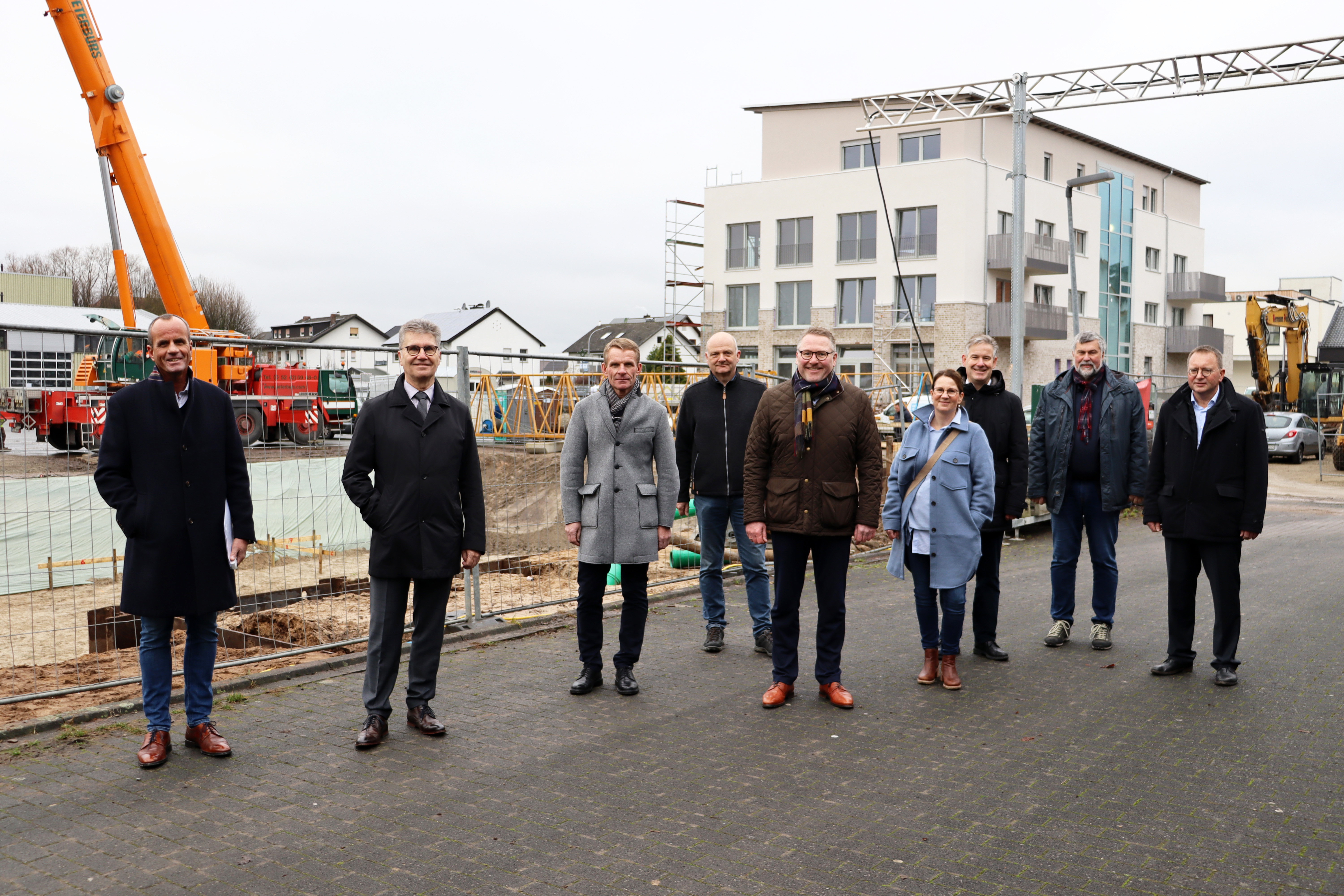 Vor der ausgehobenen Baugrube (v.l.): Thorsten Mertens, Vorstandssprecher des Spar- und Bauvereins, Hubert Bddeker, Aufsichtsratsvorsitzender des Spar- und Bauvereins, Hermann Loges und Christoph Bewermeier vom Spar- und Bauverein, Thomas Westhof, Wirtsc