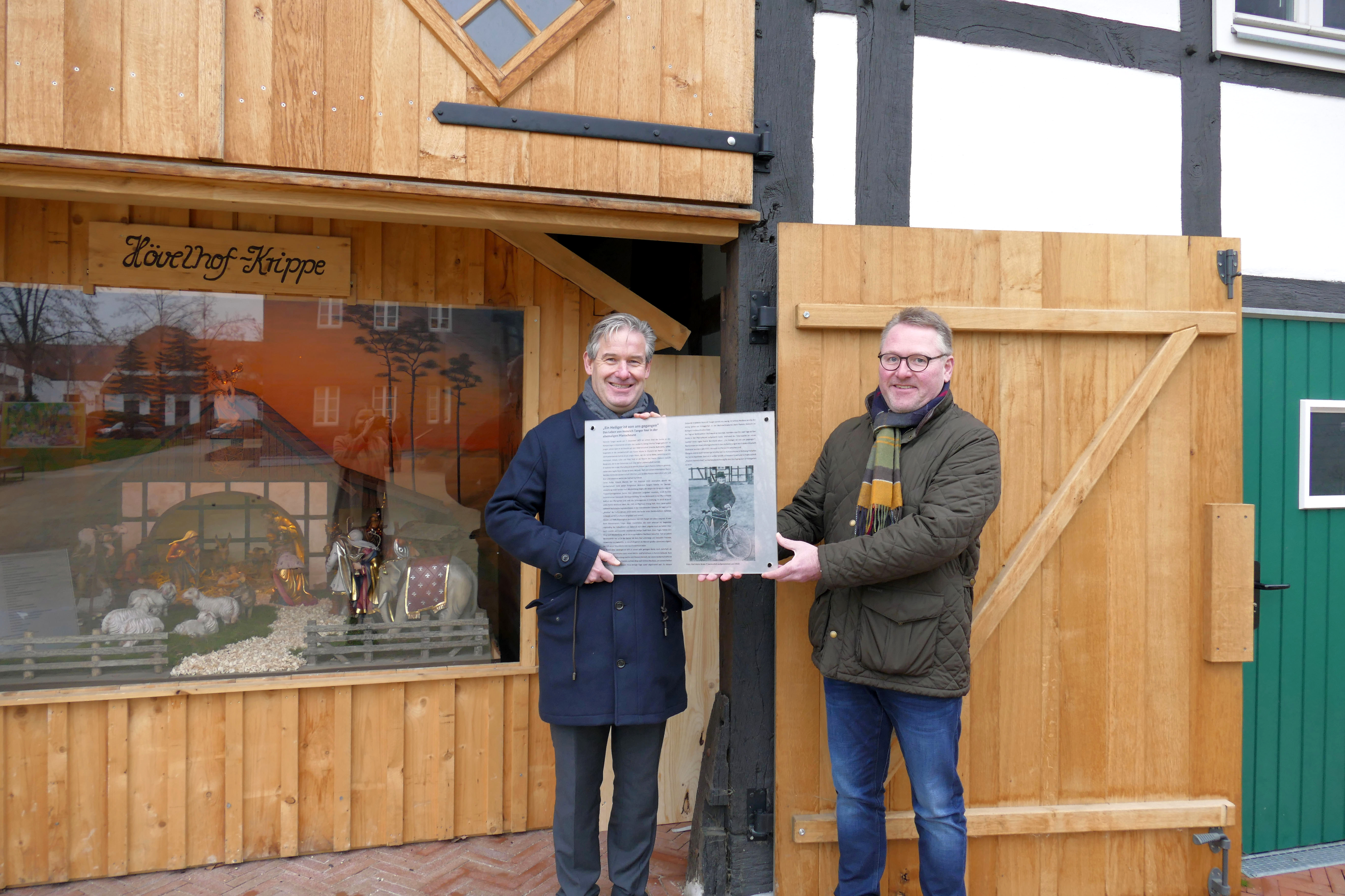 Brgermeister Michael Berens (l.) und Marketing-Leiter Thomas Westhof mit der neuen Infotafel 