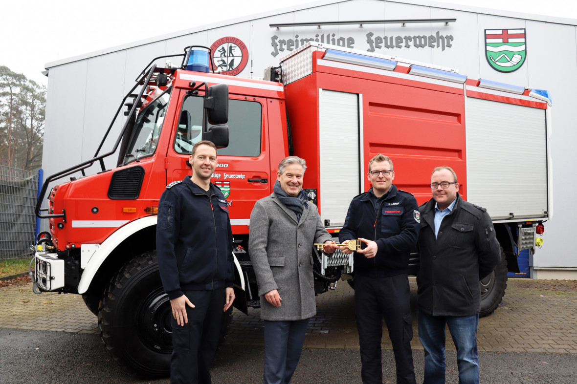 Maximilian Rempe, Gemeindebrandinspektor und stellvertretender Leiter der Feuerwehr, Michael Berens, Brgermeister der Sennegemeinde Hvelhof, Sebastian Lienen, Gemeindebrandinspektor und Leiter der Feuerwehr sowie Benedikt Michaelis