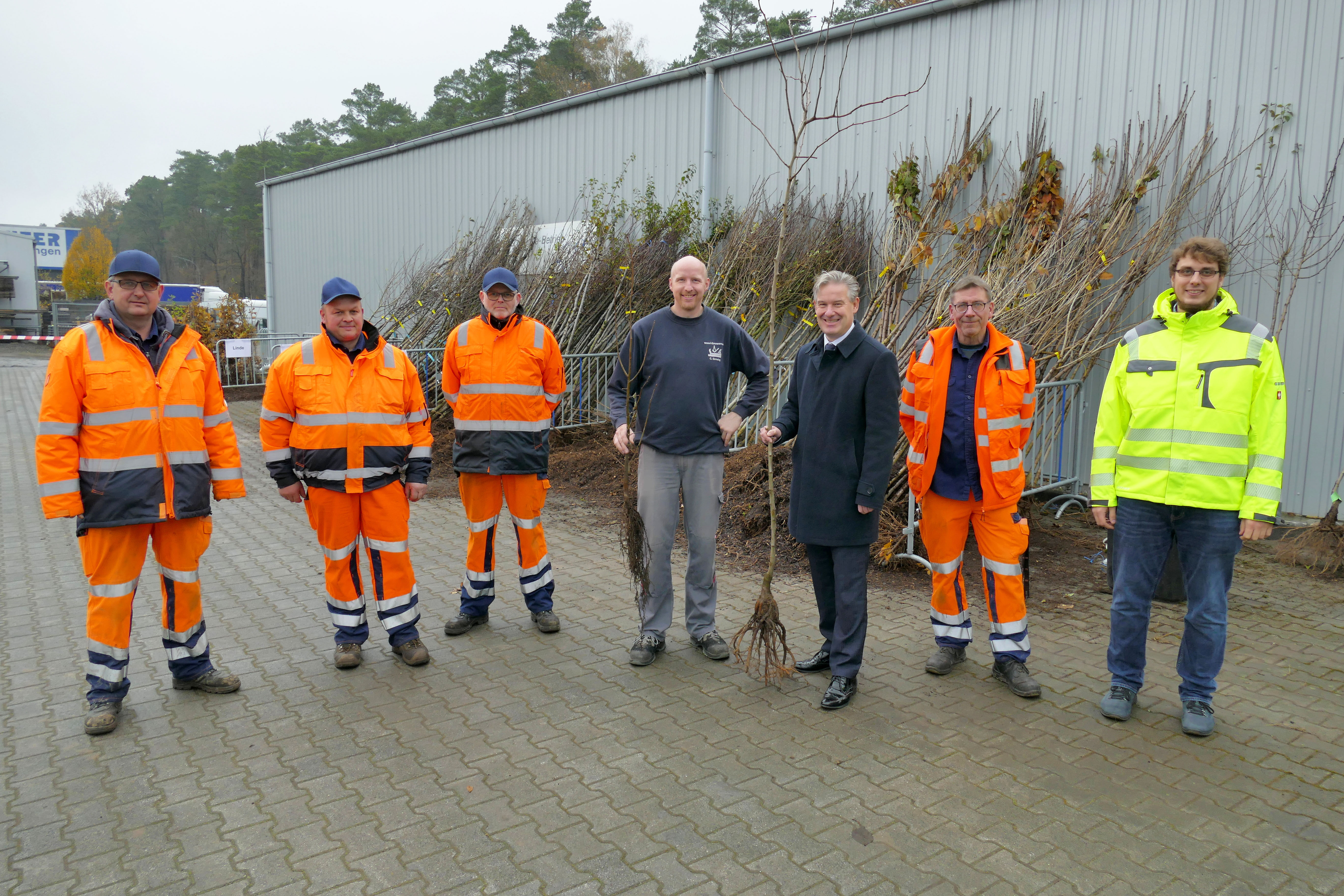 Freuen sich ber den groen Andrang bei der Baum-Ausgabe (v.l.): Bauhof-Mitarbeiter Juri Tschekin, Wolfgang Renneke und Peter Hils, Hvelhofer Brger Christian Grewing, Brgermeister Michael Berens, Bauhof-Mitarbeiter Michael Maciejewski und Klimaschutzma