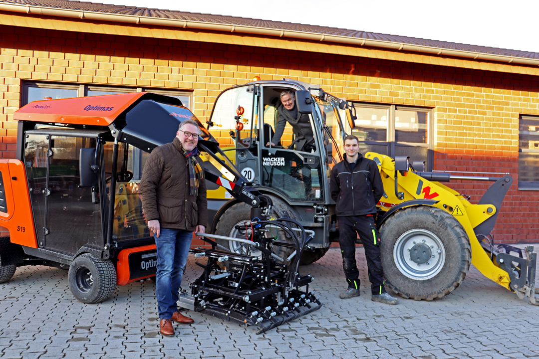 Wirtschaftsfrderer Thomas Westhof, Brgermeister Michael Berens und Jungunternehmer Leon Dierks auf einer von dem Pflasterer verlegten Flche 